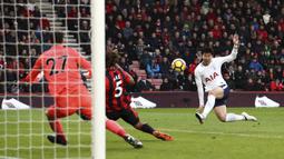Striker Tottenham Hotspur, Son Heung-Min, mencetak gol ke gawang AFC Bournemouth pada laga Preimer League di Stadion Vitality, Minggu (11/3/2018). AFC Bournemouth takluk 1-4 dari Tottenham Hotspur. (AP/John Walton)