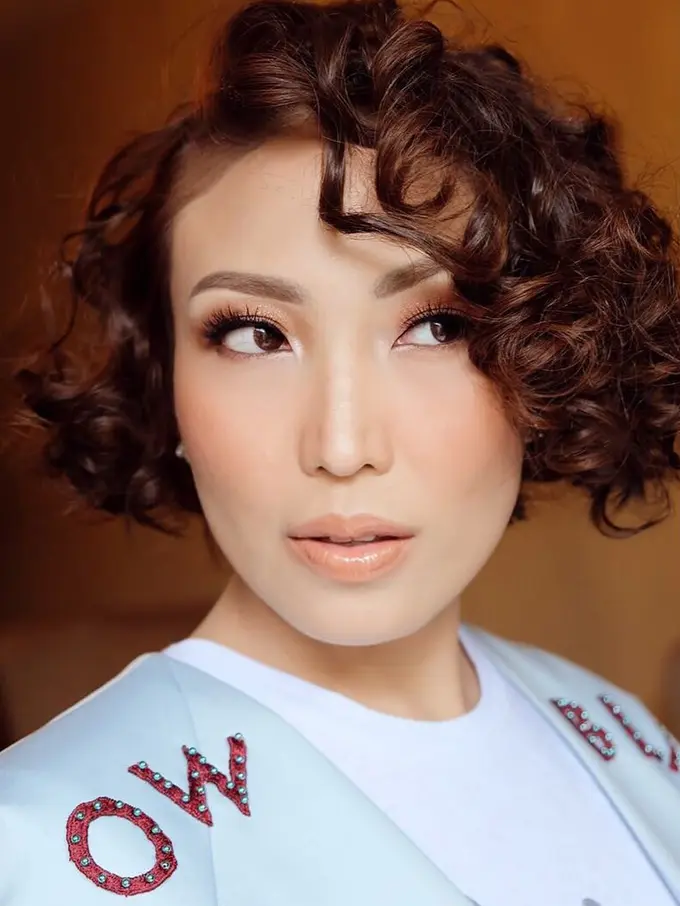 [Bintang] Akhiri Cerita Cinta dengan Zumi Zola, Gaya Ayu Dewi Malah Semakin Colorful