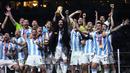 <p>Para pemain Argentina merayakan keberhasilan memenangi gelar juara Piala Dunia 2022 setelah mengalahkan Prancis melalui adu tendangan penalti dalam laga final Piala Dunia 2022 di Lusail Stadium, Lusail, Qatar, Minggu (18/12/2022) malam WIB. (AP Photo/Manu Fernandez)</p>