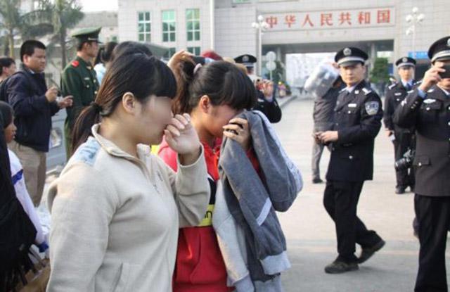 Korban wanita yang diculik diserahkan pemerintah Cina ke polisi Vietnam di salah satu pelabuhan di perbatasan | Photo: Copyright shanghaiist.com