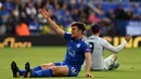 Bek Leicester, Harry Maguire, terjatuh saat berebut bola dengan striker Chelsea, Alvaro Morata, pada laga Premier League di Stadion King Power, Leicester, Sabtu (9/9/2017). Leicester kalah 1-2 dari Chelsea. (AFP/Ben Stansall)