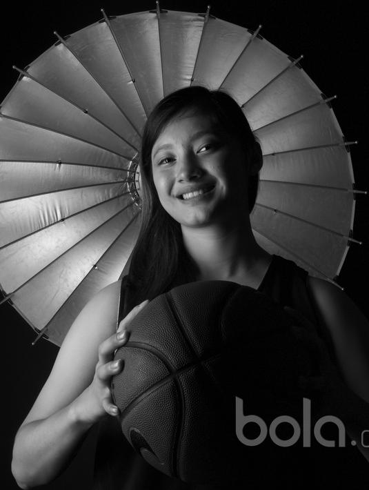 Selain bermain untuk tim Basket Putri Sahabat Semarang, Dewi Putri Sungging Sari juga aktif bermain untuk tim putri kampusnya di Universitas Pelita Harapan.  (Bola.com/Nicklas Hanoatubun)