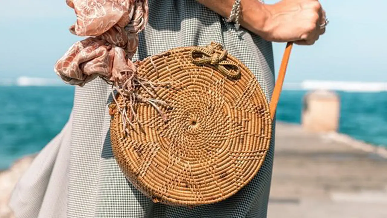 Bahaya sering bawa tas berat/copyright Pexels.com/Artem Bali