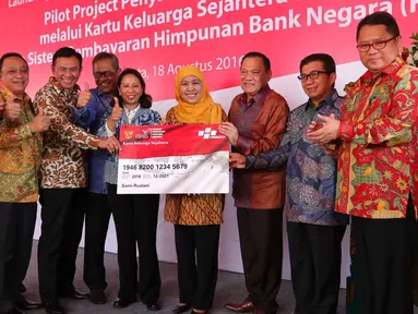 Sejumlah menteri dan pejabat negara menghadiri peresmian pilot project penyaluran bantuan sosial melalui Kartu Keluarga Sejahtera (KKS), Jakarta, Kamis (18/08). (Liputan6.com/Angga Yuniar)