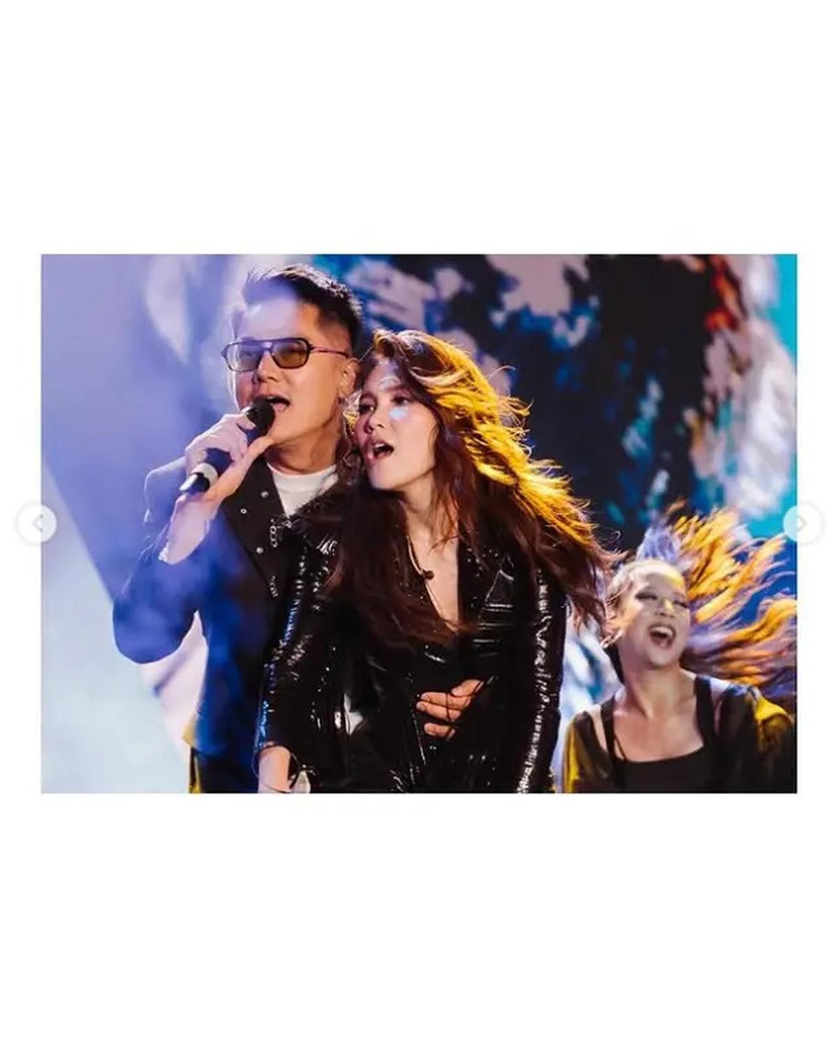 6 Potret Duet Ayu Ting Ting dan Boy William di Konser 'Dangdut Dangdutan' Depok