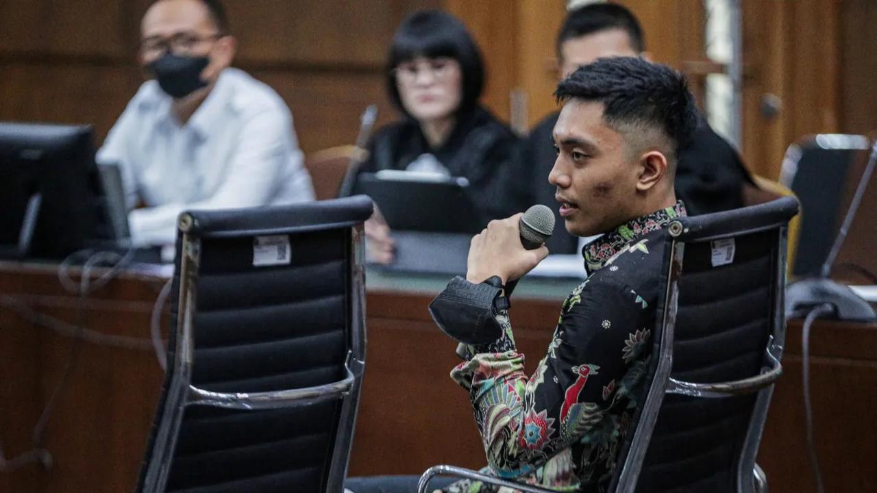 "Izin Yang Mulia, saya keberatan untuk memberikan keterangan pada hari ini. Saya keberatan untuk memberikan keterangan sebagai saksi," <br>