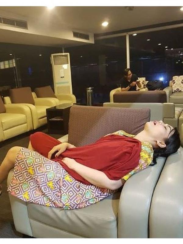 Potret Seleb Saat Tidur Mangap, Tetap Cantik dan Mempesona (sumber:Instagram/@dj_kattybutterfly36)