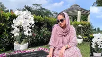 Di medsos, BCL mengunggah sejumlah potret ziarah ke makam Ashraf Sinclair, di San Diego Hills Kerawang, ditemani Noah Sinclair, orang tua, hingga mertua. (Foto: Dok. Instagram @itsmebcl)