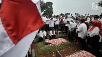 Aktivis 98 melakukan ziarah ke makam pejuang reformasi di TPU Tanah Kusir, Jakarta, Minggu (12/5/2019). Kegiatan itu untuk mengenang kembali empat mahasiswa Universitas Trisakti yang meninggal karena tertembak saat melakukan aksi memperjuangkan reformasi pada Mei 1998. (merdeka.com/Iqbal S Nugroho)