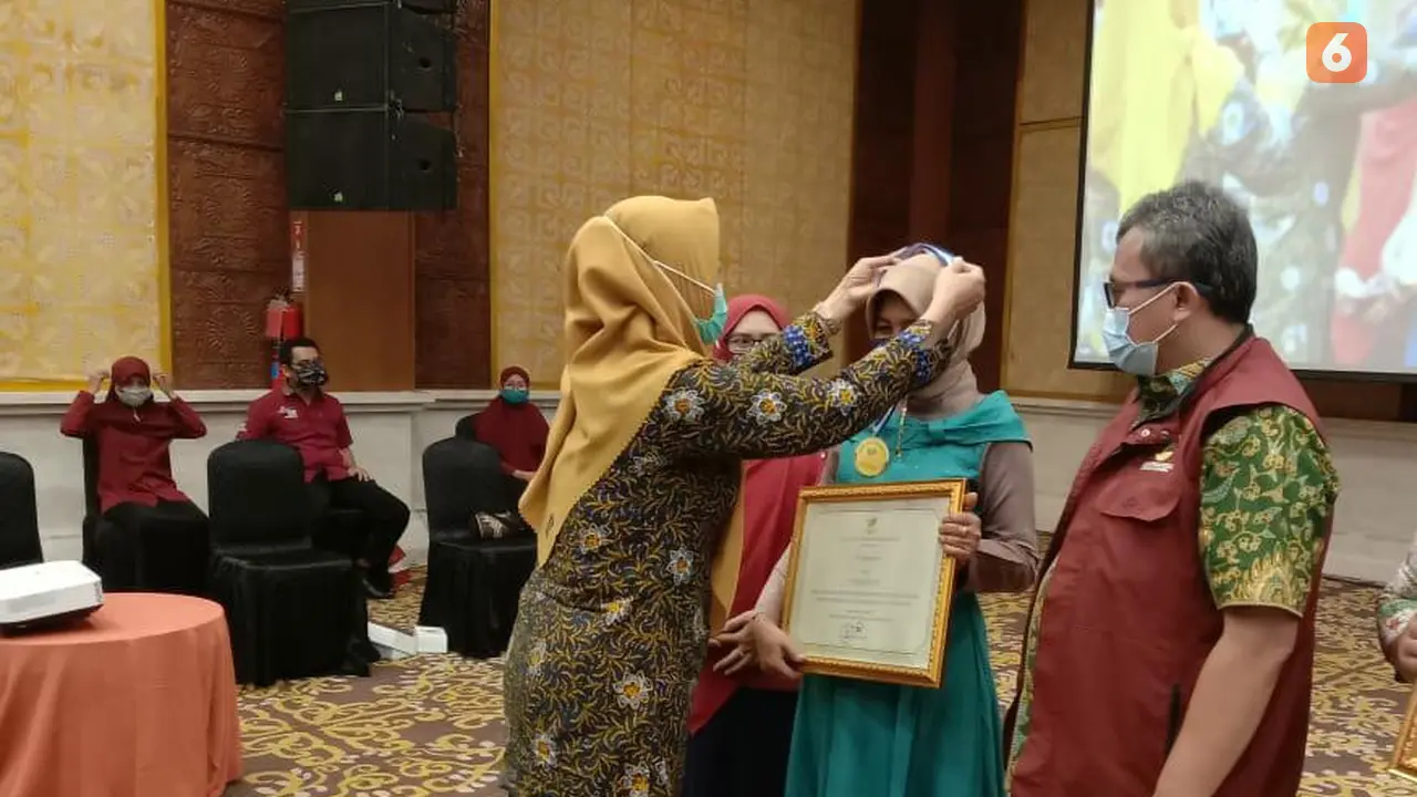 Titik Suryawati merupakan KPM PKH yang mendapatkan penghargaan graduasi tahun 2020 dari Kementerian Sosial (Liputan6.com/Ahmad Adirin)