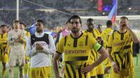 Pemain Borussia Dortmund tampak kecewa setelah kekalahan telak 0-4 yang mereka alami di leg pertama pertandingan perempat final Liga Champions yang berlangsung di markas Barcelona, Stadion Olimpic Lluis Companys, Kamis (10/4/2025) dini hari WIB. (AP Photo/Emilio Morenatti)