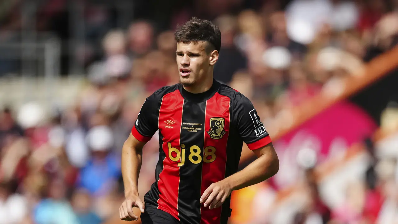 Milos Kerkez saat masih berseragam Bournemouth pada 2024 lalu. (AP Photo/Dave Shopland)