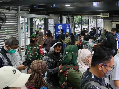 Personil TNI berjaga di Halte TransJakarta Bendungan Hilir, Jakarta, Rabu (1/3/2023). PT TransJakarta menempatkan petugas TNI di halte dan armada bus TransJakarta guna mengantisipasi kejadian pelecehan seksual yang kerap terjadi di bus TransJakarta. (Liputan6.com/Herman Zakharia)