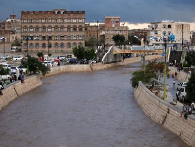 Kondisi jalan raya yang terendam banjir di Sanaa, Yaman, Selasa (2/8). Hujan lebat yang mengguyur Sanaa membuat salah satu ruas jalan di kota itu berubah seakan menjadi sungai. (REUTERS / Khaled Abdullah)