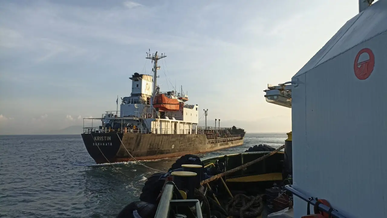 Kapal MT Kristin terbakar di perairan barat Lombok, pada Minggu 26 Maret 2023 sore. Kapal MT Kristin merupakan kapal milik PT Hanlyn Jaya Mandiri, yang disewa oleh PT Pertamina International Shipping (PIS) untuk mengangkut muatan BBM Pertalite. (Dok PIS)