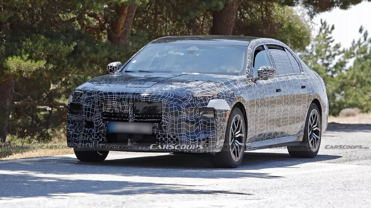 BMW 7 Series facelift (Casrscoop)