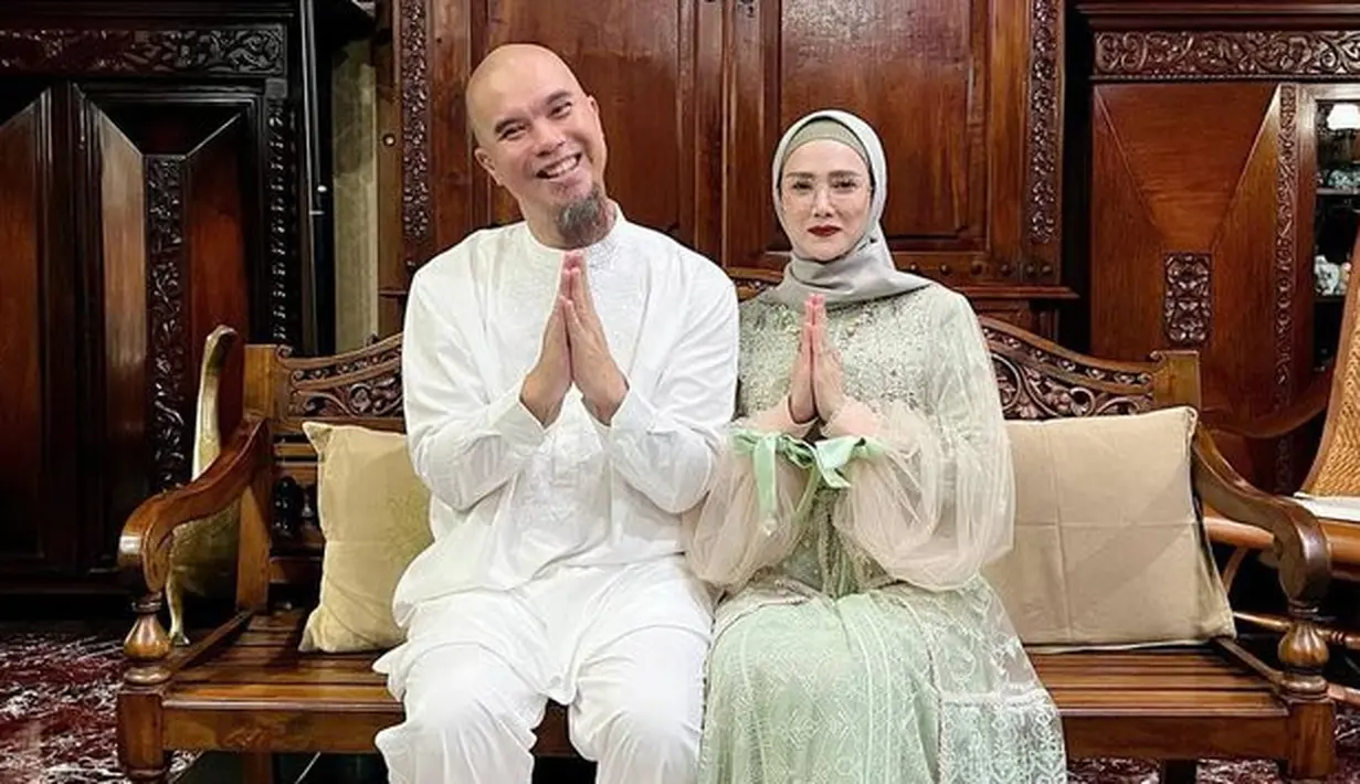 <p>Meski begitu, ada beberapa momen unik yang tertangkap kamera di media sosial keduanya. Salah satunya adalah saat Ahmad Dhani tersenyum ceria di samping sang istri. (instagram/mulanjameela1)</p>