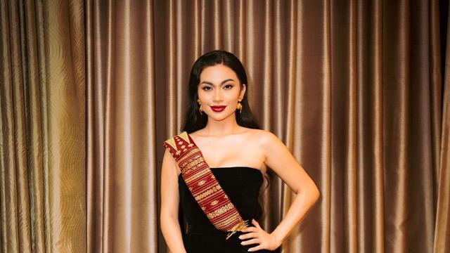 6 Pesona Ariel Tatum Jadi Perempuan Batak di Premiere Film Catatan Menantu Sinting, Tampil Bold Glamor Dipulas Lipstik Merah Marun