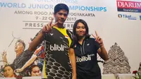 Ribka Sugiarto (kanan) menyebut nama belakang yang dimilikinya sama sekali tak ada sangkut pautnya dengan legenda bulutangkis Indonesia, Icuk Sugiarto. (Bola.com/Zulfirdaus Harahap)