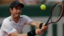 Andy Murray saat mengembalikan bola ke petenis Slowakia Martin Klizan di putaran kedua Prancis Terbuka di Roland Garros stadium, Paris, (1/6). Di babak berikutnya Murray akan bertemu petenis Argentina Juan Martin del Potro. (AP Photo/Petr David Josek)