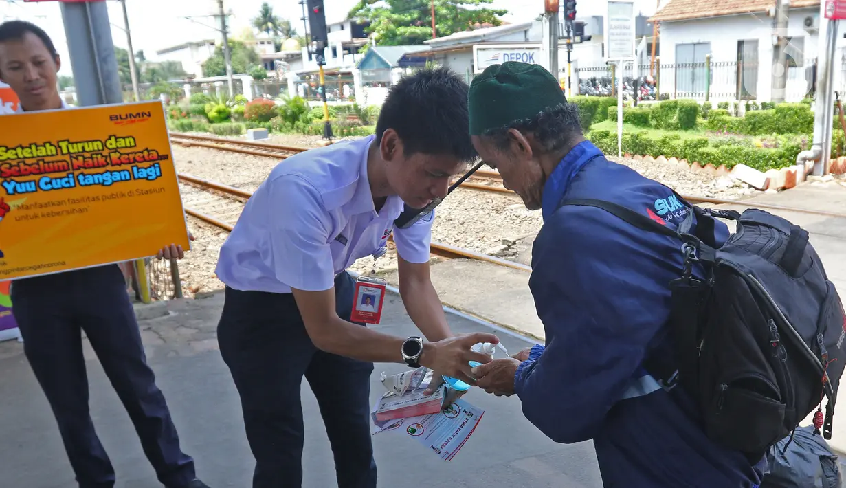 Petugas memberikan cairan pembersih tangan ke seorang penumpang saat sosialisasi pencegahan virus  corona yang digelar PT KAI Daop 1 melalui Rail Clinic  di stasiun kereta Depok, Jumat (6/3/2020).  (Liputan6.com/Herman Zakharia)