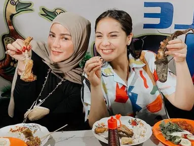 Nagita Slavina, artis yang kerap dijuluki Sultan Andara ini memiliki sisi kesederhanaan. Nagita tak sungkan untuk makan di warung kaki lima pecel lele. Ia makan tak sendiri karena ditemani oleh Olla Ramlan. (Liputan6.com/YouTube/Rans Entertainment)