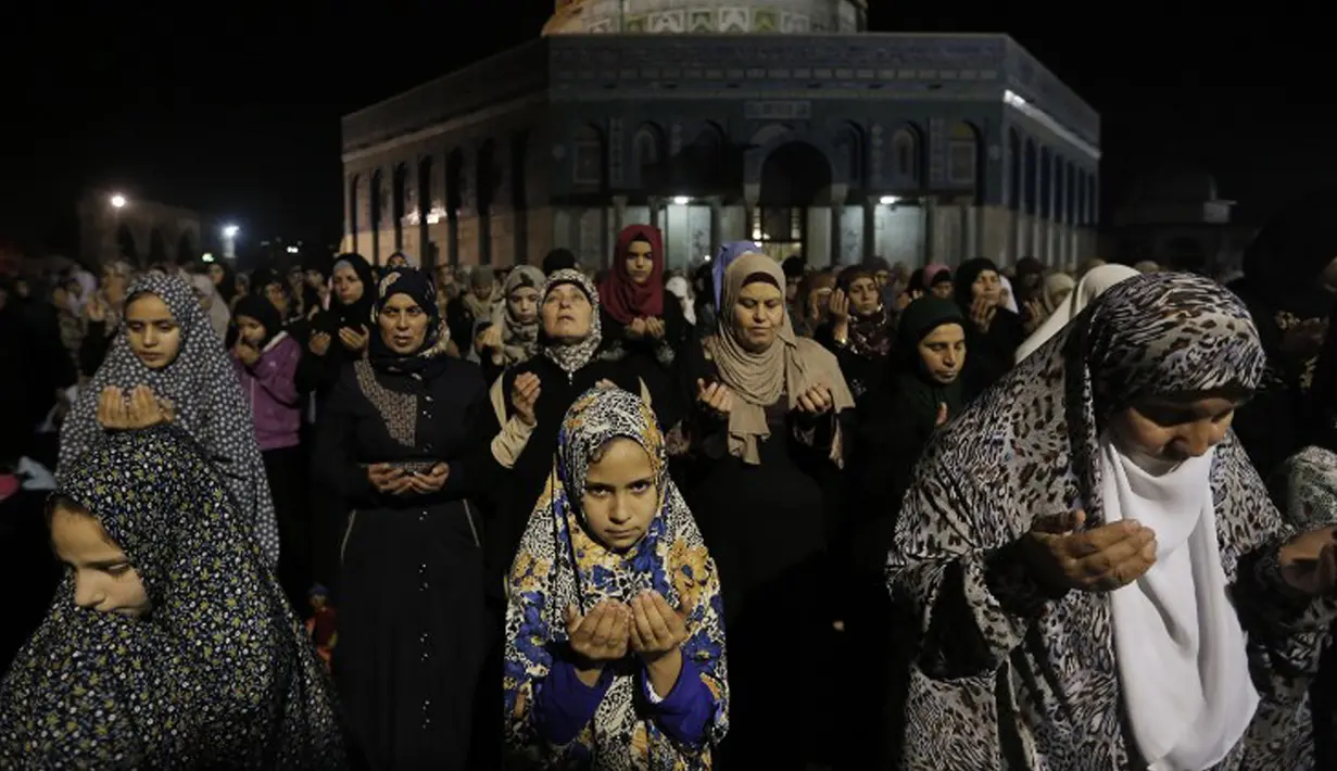 Umat muslim perempuan Palestina saat berdoa di depan Kubah Batu, di kompleks Masjid Al Aqsa, Yerusalem, Senin (13/7/2015). Setiap malam Lailatul Qadar, kompleks Masjid Al Aqsa dipenuhi para umat muslim. (AFP PHOTO/Ahmad GHARABLI)