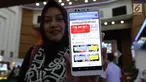 Seorang wanita menunjukkan aplikasi “Peta Jelajah Nusantara” di Jakarta, Selasa (28/5).  XL Axiata bekerjasama dengan Kementerian Perhubungan Republik Indonesia meluncurkan aplikasi navigasi digital “Peta Jelajah Nusantara” di Jakarta, Selasa (28/5).  (Liputan6.com/Angga Yuniar)