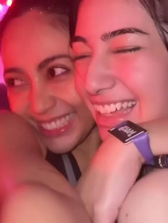 Ketiganya sukses memadukan unsur kenyamanan dan gaya dalam outfit yang cocok dikenakan saat festival musim panas seperti Songkran. Fashionable sekaligus fungsional!  [@rachelvennya].