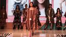 Kontestan membawakan busana pada ajang Plangi Model Hunt 2019 di Plaza Semanggi, Jakarta, Minggu (25/11). Selama proses penjurian, para kontestan mengikuti sesi pemotretan dan pembekalan. (Merdeka.com/Arie Basuki)