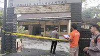 Polsek Astana Anyar Kota Bandung dipasang garis polisi usai ledakan diduga bom bunuh diri. (Foto: Istimewa)