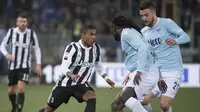 Winger Juventus, Douglas Costa mencoba melewati adangan pemain Lazio dalam laga lanjutan Serie A di Stadion Olimpico, Sabtu (3/3/2018). (Maurizio Brambatti/ANSA via AP)