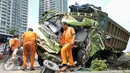 Petugas Jasa Marga mengevakuasi truk ringsek yang menabrak tiang rambu petunjuk arah di Jalan Tol Jakarta-Tangerang, Jakarta, Senin (5/9). Truk bernomor polisi B 935 IC menabrak tiang rambu lalu lintas di kilometer 6,5. (Liputan6.com/Yoppy Renato)