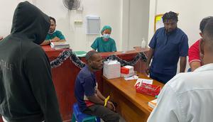 EB terduga pelaku pembunuhan guru Melani saat menjalani pemeriksaan di RSUD Dekai, Yahukimo (Humas Polda Papua)