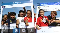 Menteri komunikasi dan informatika, Rudiantara bersama musisi Giring Nidji dan artis Olga Lydia berfoto bersama saat kegiatan dekralarasi masyarakat anti hoax di kawasan Car Free Day (CFD), Jakarta, Minggu (8/1). (Liputan6.com/Heman Zakharia)