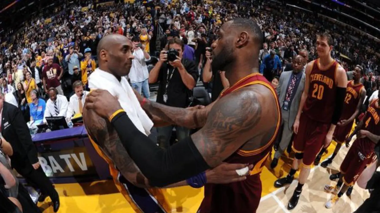 Kobe Bryant (kiri) dan LeBron James