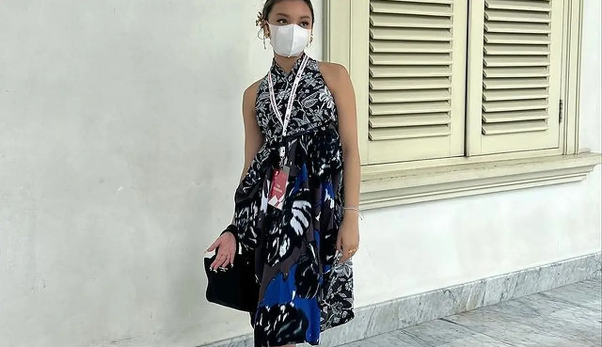 Dilengkapi dengan sneaker putih dan handbag hitam dari Prada, Naura Ayu tampil fashionable dengan gaya semi kasual. Menunjukkan pesonanya sebagai perempuan berusia 17 tahun.(instagram/naura.ayu)