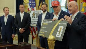 Presiden FIFA, Gianni Infantino, berbincang sambil memegang replika tiket Piala Dunia berukuran besar bersama Presiden AS, Donald Trump, di Ruang Oval, sementara Wakil Presiden, JD Vance (ketiga dari kiri), mengamati pada 22 Agustus 2025 di Washington, DC. (Chip Somodevilla/Getty Images via AFP)