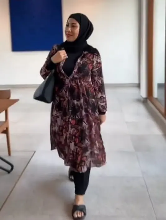 <p>Tak hanya menjadi seorang ibu, Nia AFI juga menjadi seorang wanita karier. Ia terlihat serius mengurus bisnis dan tidak segan untuk turun langsung melakukan promosi. (Foto: instagram/niadit_poll)</p>
