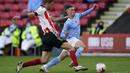 Gelandang Manchester City, Phil Foden, berebut bola dengan bek Sheffield United, Chris Basham, pada laga lanjutan Liga Inggris di Stadion Bramall Lane, Sabtu (31/10/2020) malam WIB. Manchester City menang 1-0 atas Sheffield.  (Tim Keeton/Pool via AP)