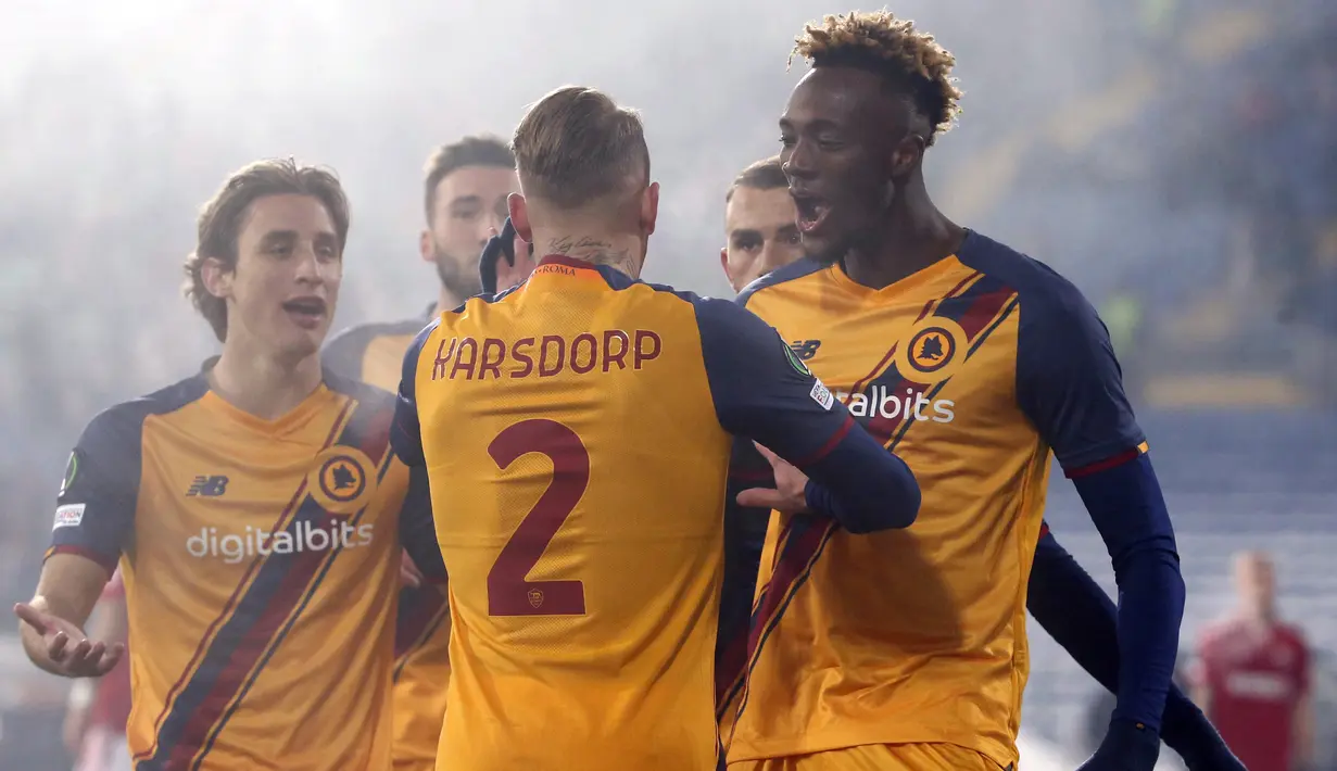 Striker AS Roma, Tammy Abraham (kanan) berselebrasi usai mencetak gol ke gawang CSKA-Sofia pada pertandingan Grup C Liga Europa di Nasional Vassil Levski, Bulgaria, Jumat (10/12/2021). Tammy Abraham mencetak dua gol dan mengantar Roma menang atas CSKA-Sofia 3-2. (AP Photo/Dessislava Komarova)