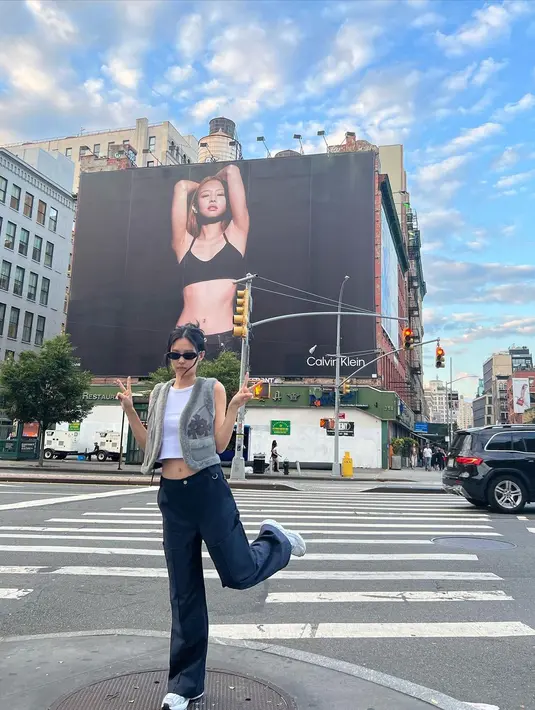 Menariknya, Jennie BLACKPINK juga membagikan potret dengan foto di hadapan potretnya sendiri dalam iklan Calvin Klein. (FOTO: instagram.com/jennierubyjane)