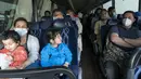 Keluarga dievakuasi dari Kabul, Afghanistan, menunggu di dalam bus setelah mereka tiba di Bandara Internasional Washington Dulles, di Chantilly, Va Rabu (25/8/2021). (AP Photo/Jose Luis Magana)