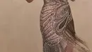 Detail manik-manik berkilauan serta pinggiran asimetris menambah kemewahan pada tampilan Jessica Mila. [Foto: IG/kim_mefta].