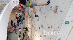 Lokasi panjat tebing ini  sering digunakan untuk ajang perlombaan antar siswa sekolah dasar hingga menengah atas Singapura di Kallang Wave, (25/3/2017). Areal ini merupakan bagian dari Singapura Sport Stadium. (Bola.com/Nicklas Hanoatubun)