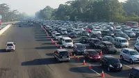 Ribuan kendaraan antre didepan pintu Tol Ciawi. (Liputan6.com/Bima Firmansyah)