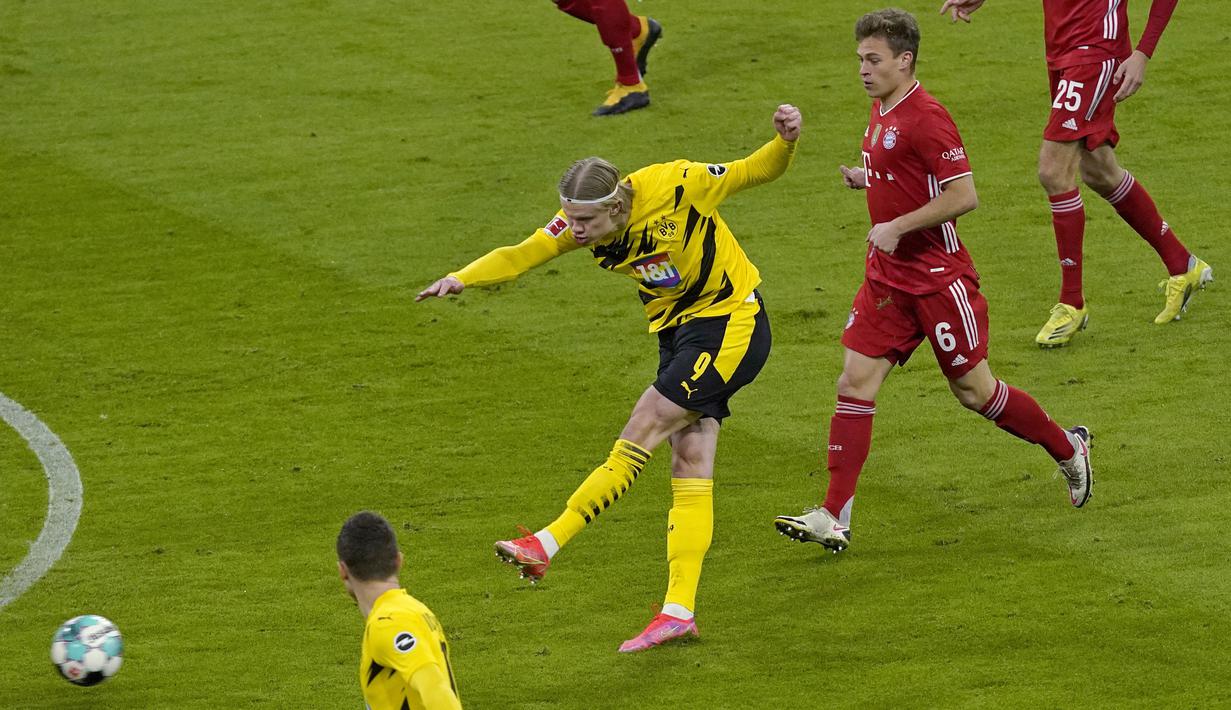 Dortmund sukses membuka keunggulan pada menit ke-2 melalui tembakan Erling Haaland dari luar kotak penalti. 7 menit berselang, Haaland kembali menjebol gawang Bayern Munchen. (Foto: AP/Pool/Guenter Schiffmann)