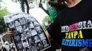 Seorang pendemo membawa poster berisi foto-foto orang yang hilang pada zaman Orde Baru, Jakarta, Senin (7/7/2014) (Liputan6.com/Faizal Fanani) 