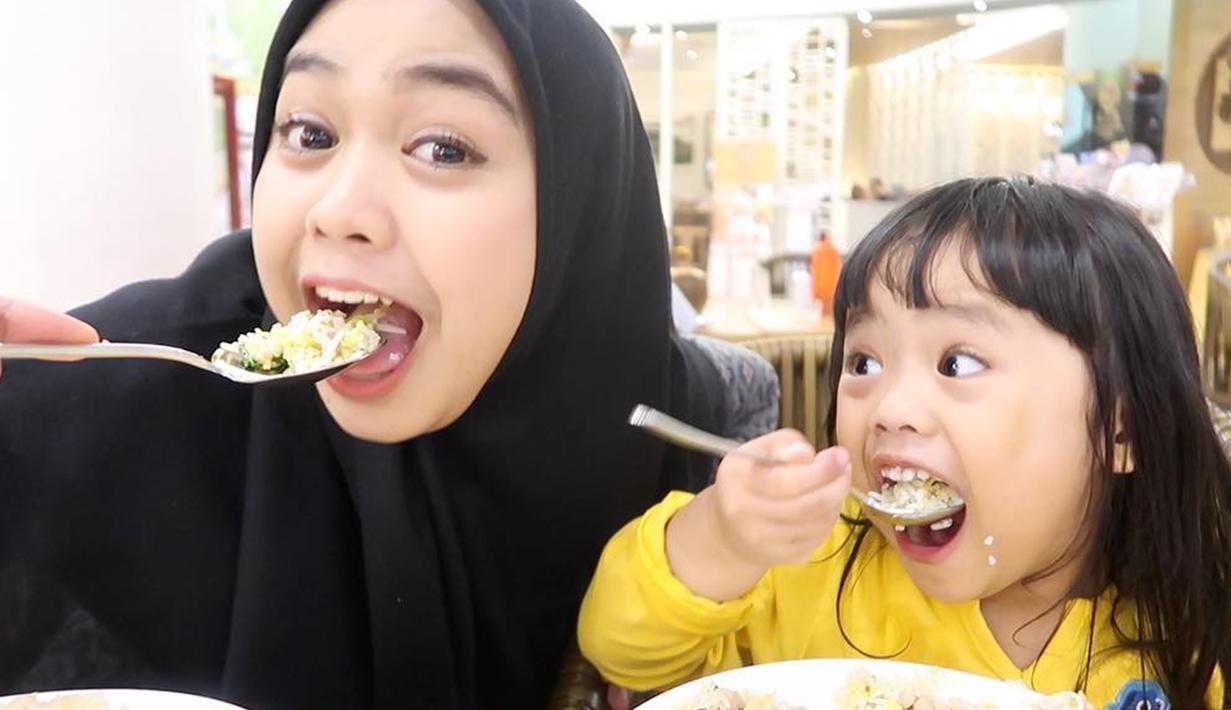 Foto Mengintip Keseruan Ria Ricis Bareng Keponakannya Showbiz