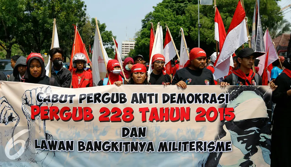 Ratusan massa saat mengelar aksi penyampaian pendapat menolak peraturan gubernur (pergub) 228 tahun 2015 di depan balai kota Jakarta, Senin (9/11/2015). Massa menilai Pergub tersebut melawan demokrasi dan melanggar HAM. (Liputan6.com/Yoppy Renato)